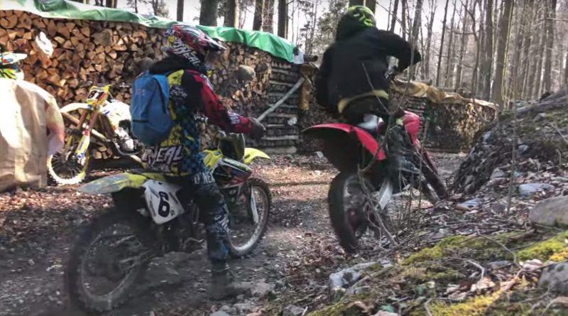 Who will win? Watch a gas dirt bike vs electric dirt bike ...